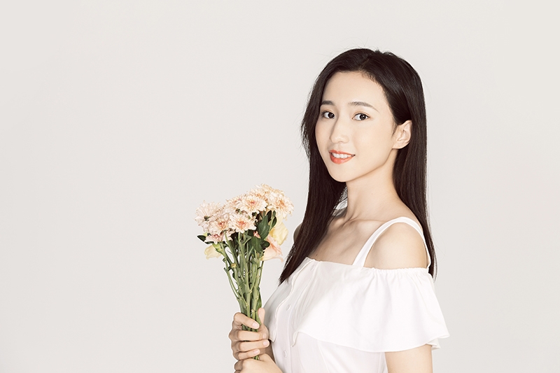 摄图网_501372513_美女手持花束（非企业商用） (1).jpg